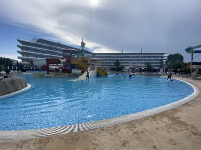 Аква Невис Хотел & Aквапарк