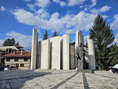Паметник на Паисий Хилендарски
