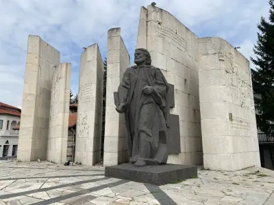 Паметник на Паисий Хилендарски