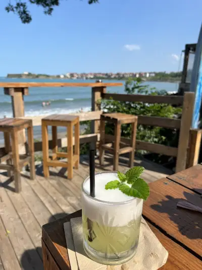 Джанго сърф и бар