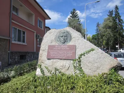 Паметник на Вела Пеева