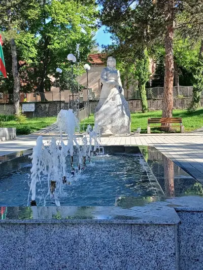 Паметник на Вела Пеева