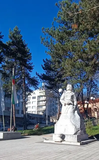 Паметник на Вела Пеева