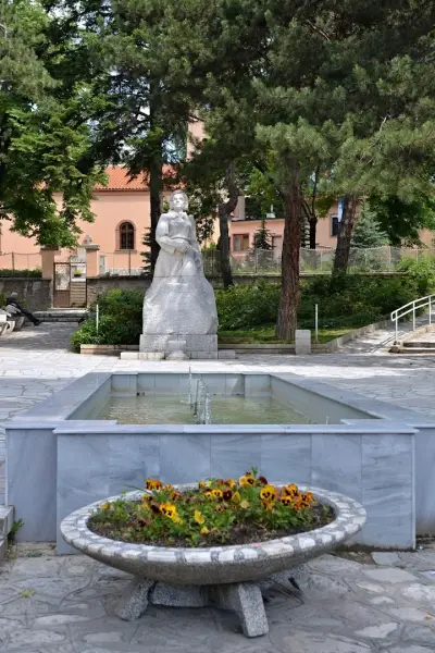 Паметник на Вела Пеева