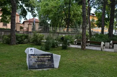 Паметник на Вела Пеева