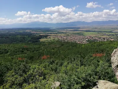 Мегалит над село Бузовград