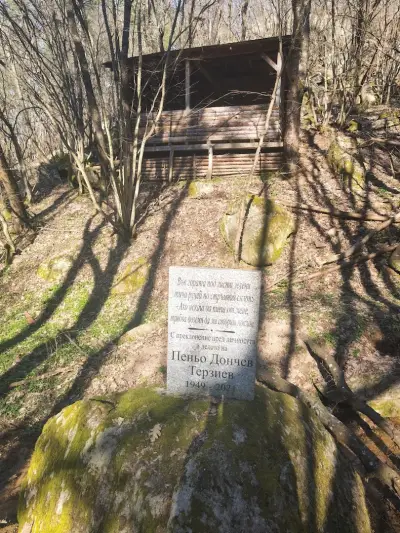 Мегалит над село Бузовград