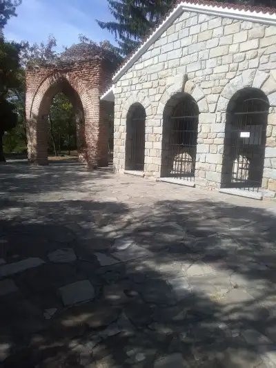 Тракийска гробница "Светицата"