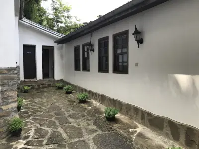 къща за гости при водопада
