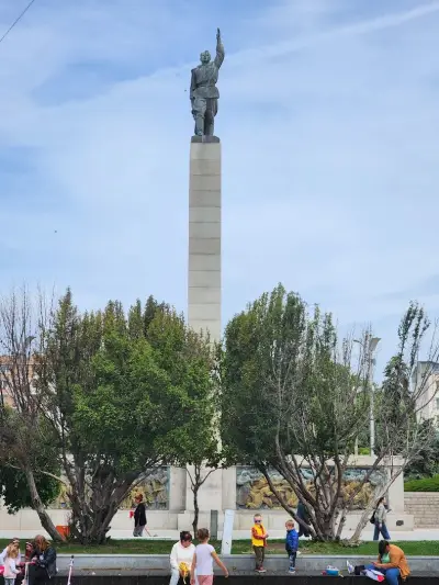 Паметник на Альоша