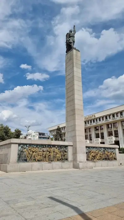 Паметник на Альоша