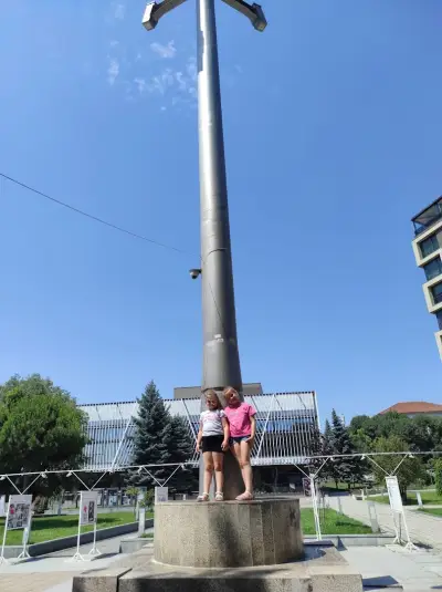 Паметник на Альоша