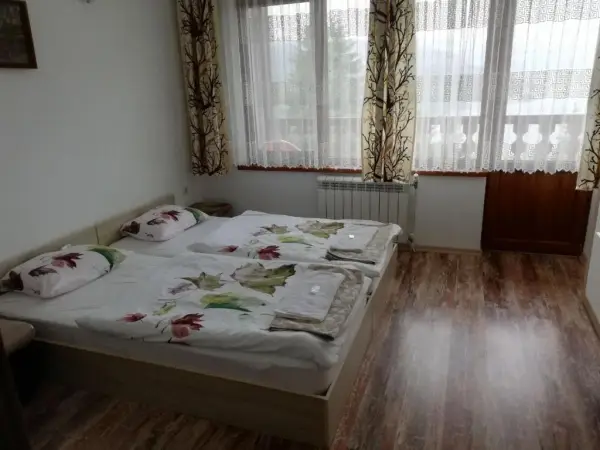 Стая с 2 отделни легла и изглед към езерото