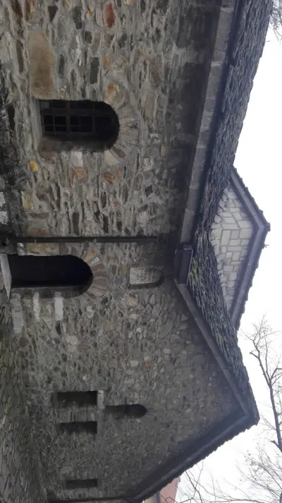 Паметници, облицовки, плотове, первази, стъпала и др.