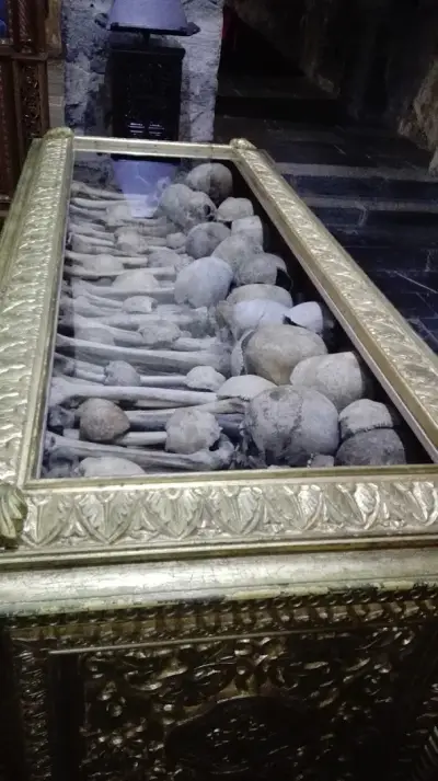 Паметници, облицовки, плотове, первази, стъпала и др.