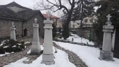 Паметници, облицовки, плотове, первази, стъпала и др.