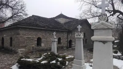 Паметници, облицовки, плотове, первази, стъпала и др.