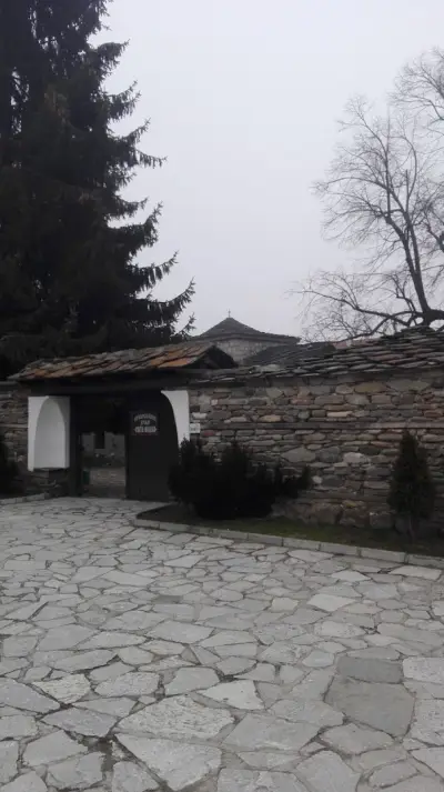 Паметници, облицовки, плотове, первази, стъпала и др.