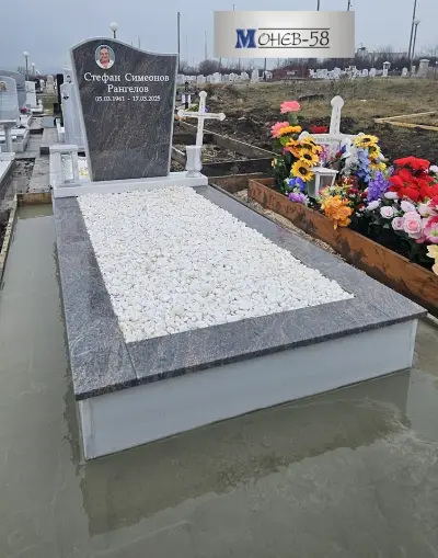 Монев 58, надгробни паметници
