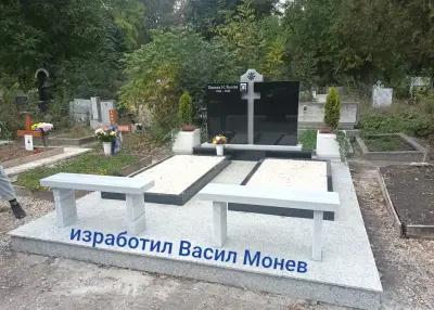 Монев 58, надгробни паметници