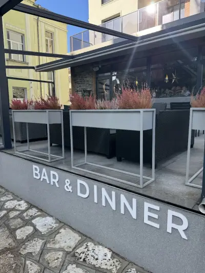Second Twins bar & dinner