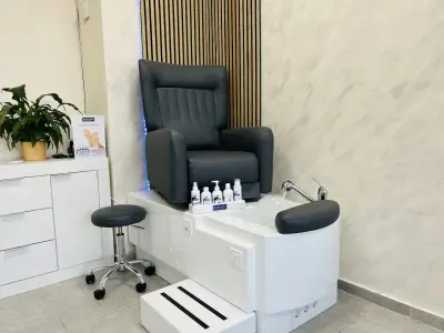 Almond nails studio