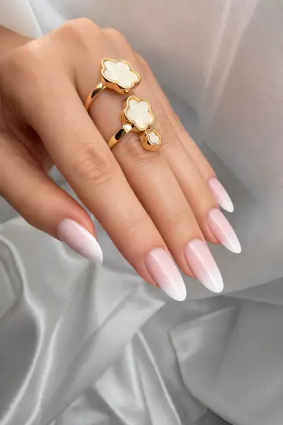 Lilly Nails