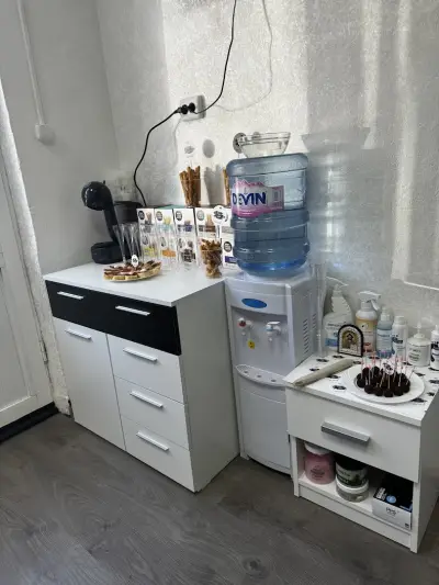 Black and white nail studio
