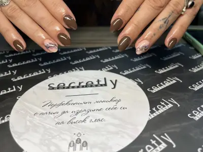 NAILS LOUNGE