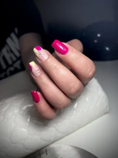NAILS LOUNGE