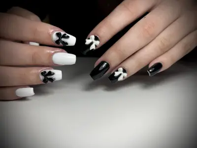 NAILS LOUNGE
