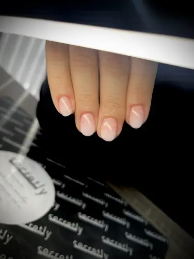 NAILS LOUNGE