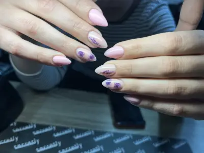 NAILS LOUNGE