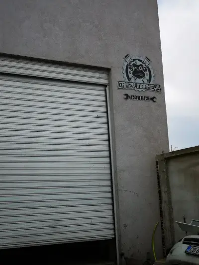 Crazy monkey's garage BG