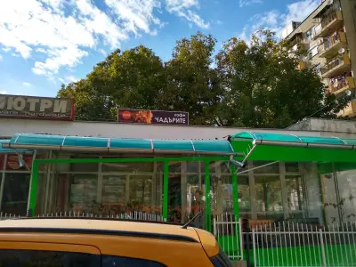 Кафе "Чадърите"