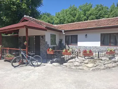Къща за гости "Там край реката "