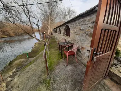 Къща за гости "Там край реката "