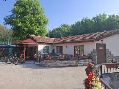 Къща за гости "Там край реката "