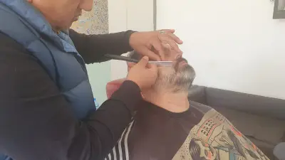 Бръснар Мутка, Barber shop