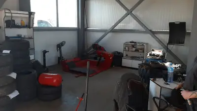 Service and Tire center - Fast food
