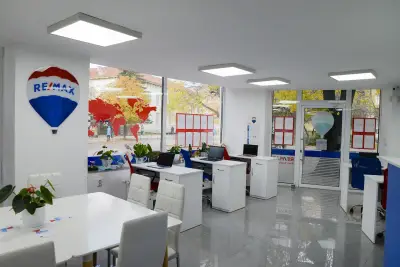 Re/Max River Estate