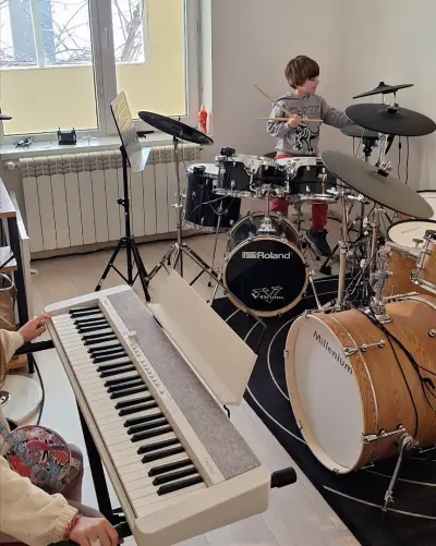 Музикално училище - Rhythm-Academy - уроци по пеене, пиано, барабани, китара и бас китара