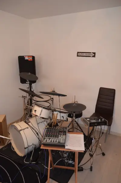 Музикално училище - Rhythm-Academy - уроци по пеене, пиано, барабани, китара и бас китара