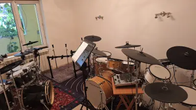 Музикално училище - Rhythm-Academy - уроци по пеене, пиано, барабани, китара и бас китара