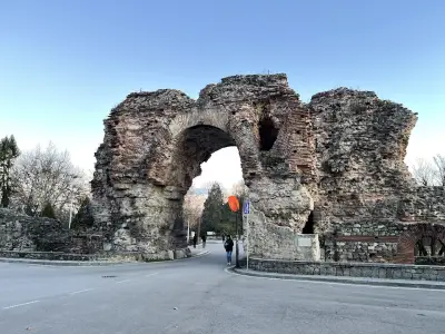 Южна крепостна порта (Камилите)