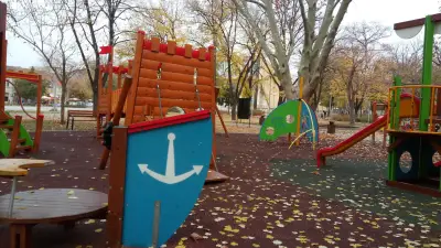 Детска площадка при спортната зала