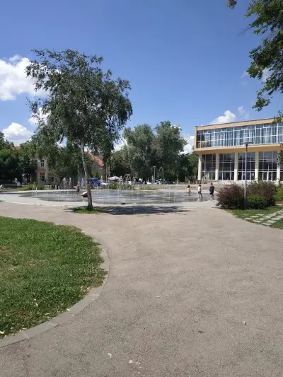 Детска площадка при спортната зала