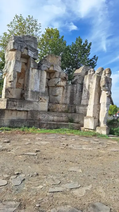 Паметник на Тримата братя