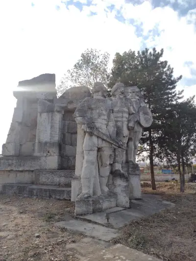 Паметник на Тримата братя