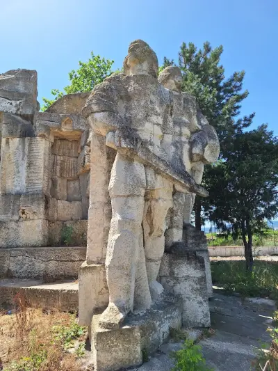 Паметник на Тримата братя